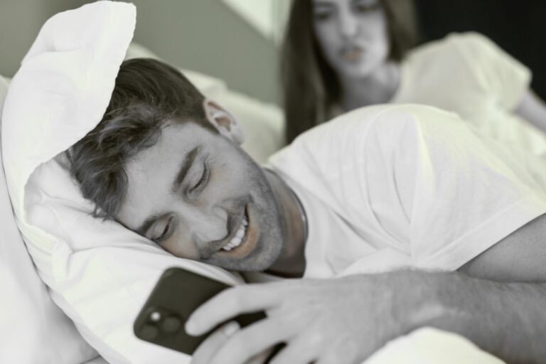 10 Reasons Why Your Boyfriend Doesn't Text You Much Anymore